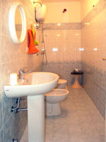 Trilo 6 posti letto. Appartamento al centro di Otranto composto da due camere da letto matrimoniali, due bagni con doccia, soggiorno-pranzo con divano-letto, angolo cottura attrezzato, tv, balcone, terrazzina. Distanza dal mare circa 300 metri.
