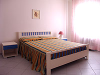 Trilo 6 posti letto. Appartamento al centro di Otranto composto da due camere da letto matrimoniali, due bagni con doccia, soggiorno-pranzo con divano-letto, angolo cottura attrezzato, tv, balcone, terrazzina. Distanza dal mare circa 300 metri.