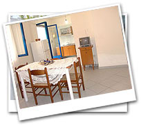 Trilo 6 posti letto. Appartamento al centro di Otranto composto da due camere da letto matrimoniali, due bagni con doccia, soggiorno-pranzo con divano-letto, angolo cottura attrezzato, tv, balcone, terrazzina. Distanza dal mare circa 300 metri.