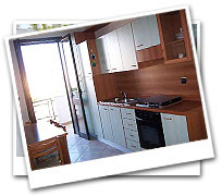 Bilo 4/5 posti letto. Appartamento in Otranto al primo piano, composto da una camera da letto matrimoniale, soggiono-pranzo con divano-letto, angolo cottura attrezzato, bagno con doccia, balcone, tv e lavatrice. Distanza dalla piaggia circa 400 metri.